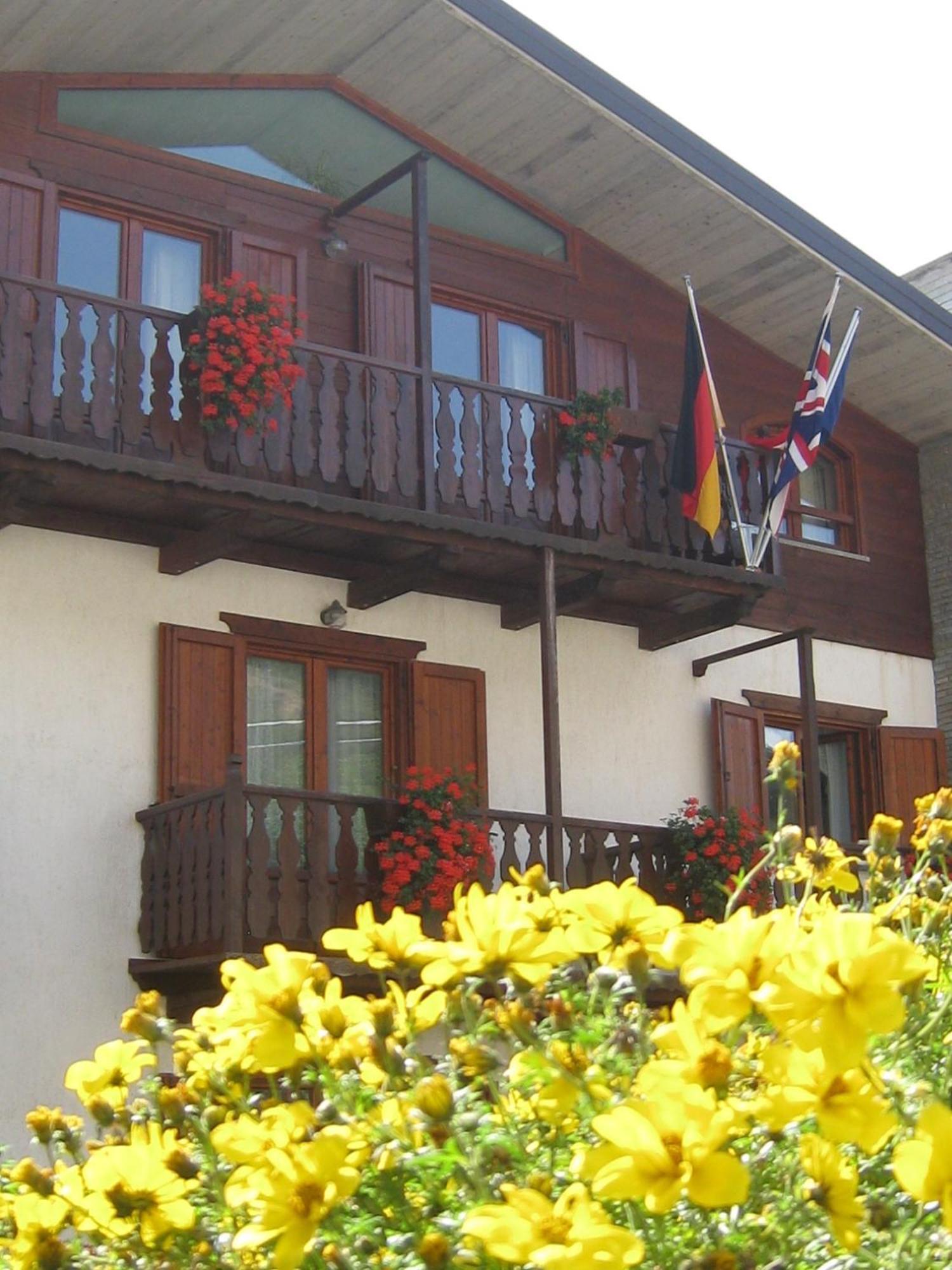 Hotel Villa Plinia Pragelato Exterior photo